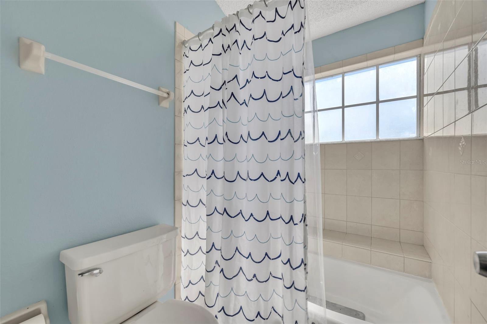 Light and bright tub/shower in the second primary bedroom. - 2810 CORNERSTONE CT, APOPKA