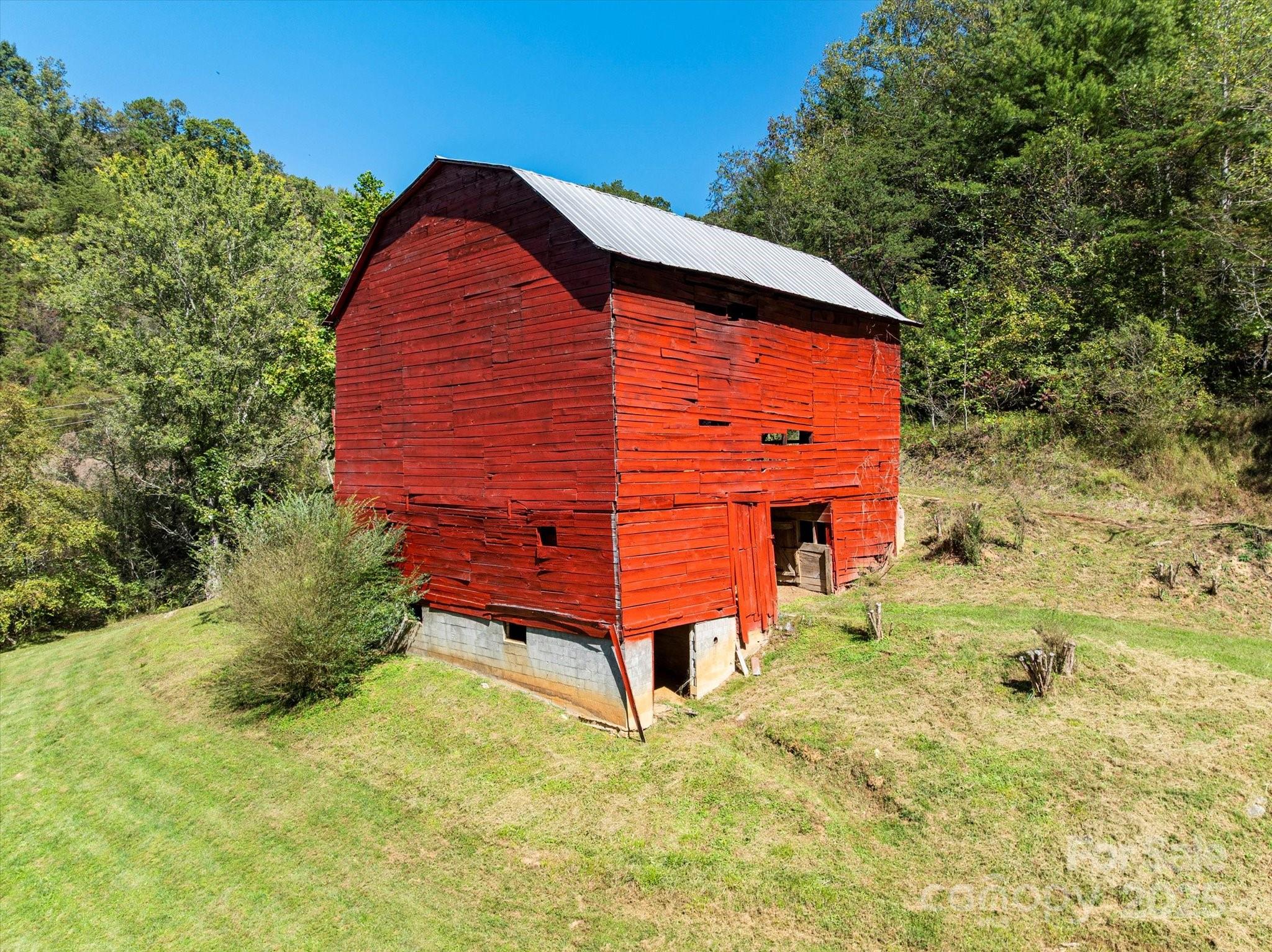 Large barn - 1623 Ammons Branch Road, Marshall