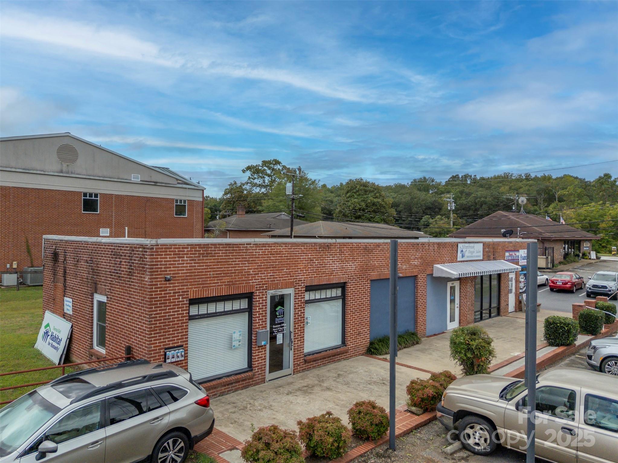 Retail Center at 40 E Mills Street, Columbus, photo 2 of 10