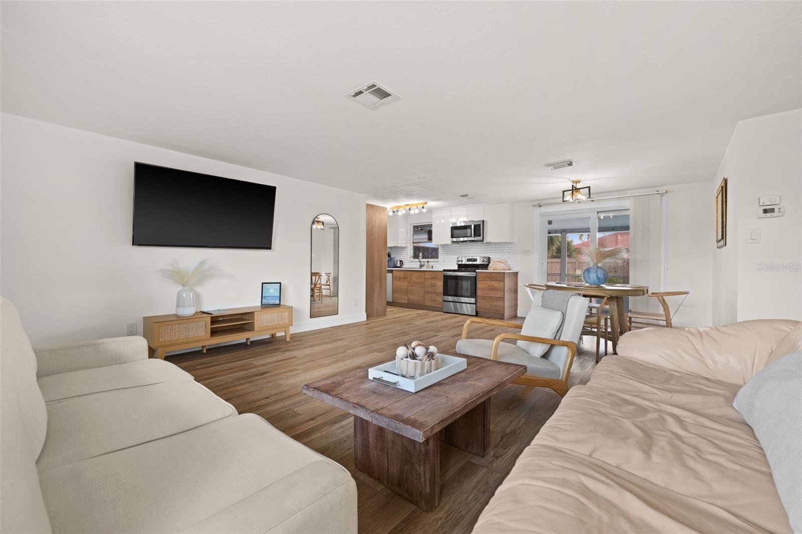 Single Family Residence at 219 CORAL RD, VENICE, photo 6 of 24