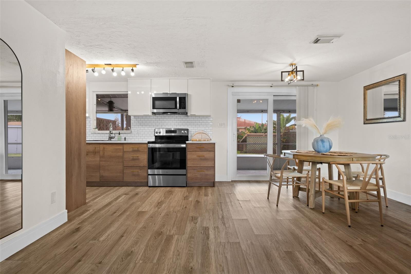 Single Family Residence at 219 CORAL RD, VENICE, photo 8 of 24