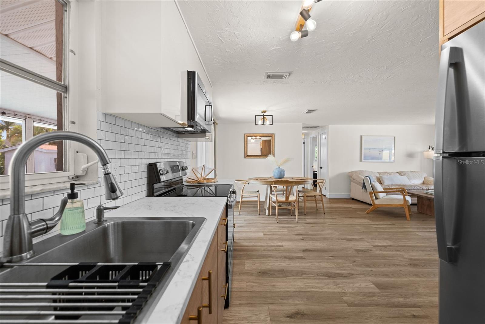 Single Family Residence at 219 CORAL RD, VENICE, photo 11 of 24