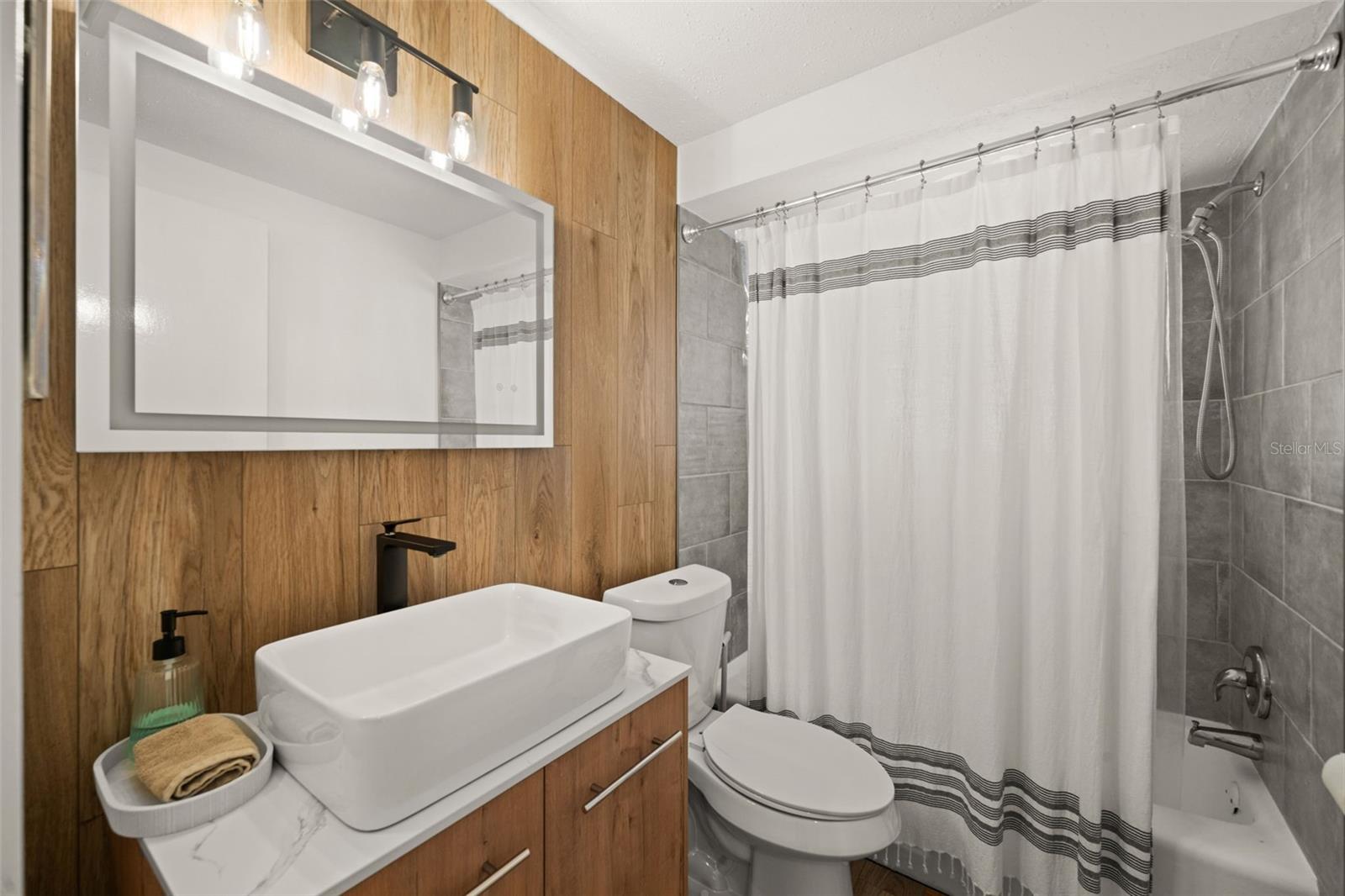 Single Family Residence at 219 CORAL RD, VENICE, photo 13 of 24