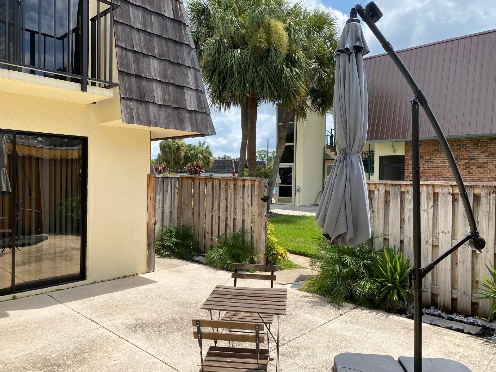 Courtyard 2 sets  sliding glass doors to both kitchen and living room - 2942 POPLAR AVE, LEESBURG