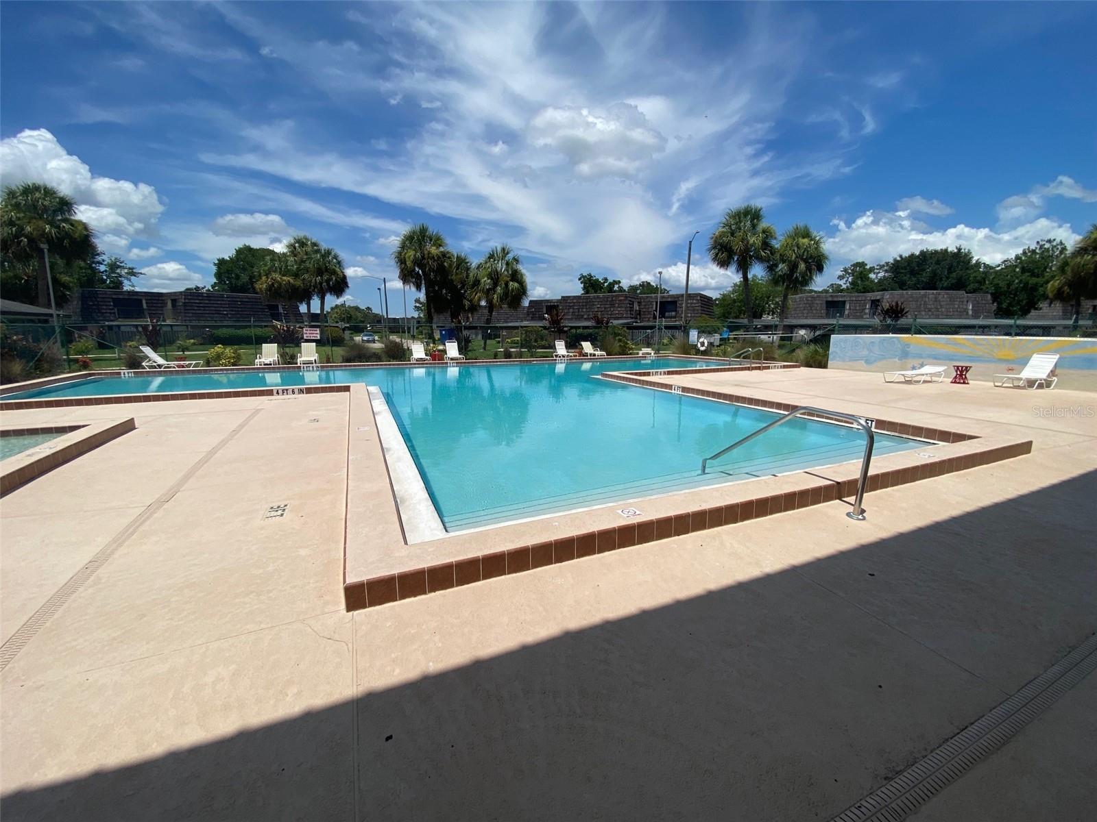 Community Pool just across sidewalk - 2942 POPLAR AVE, LEESBURG