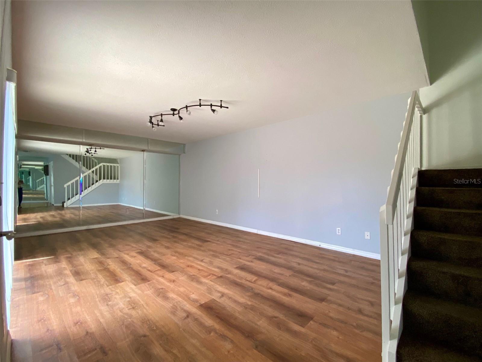 Living room mirrored wall and laminate flooring - 2942 POPLAR AVE, LEESBURG