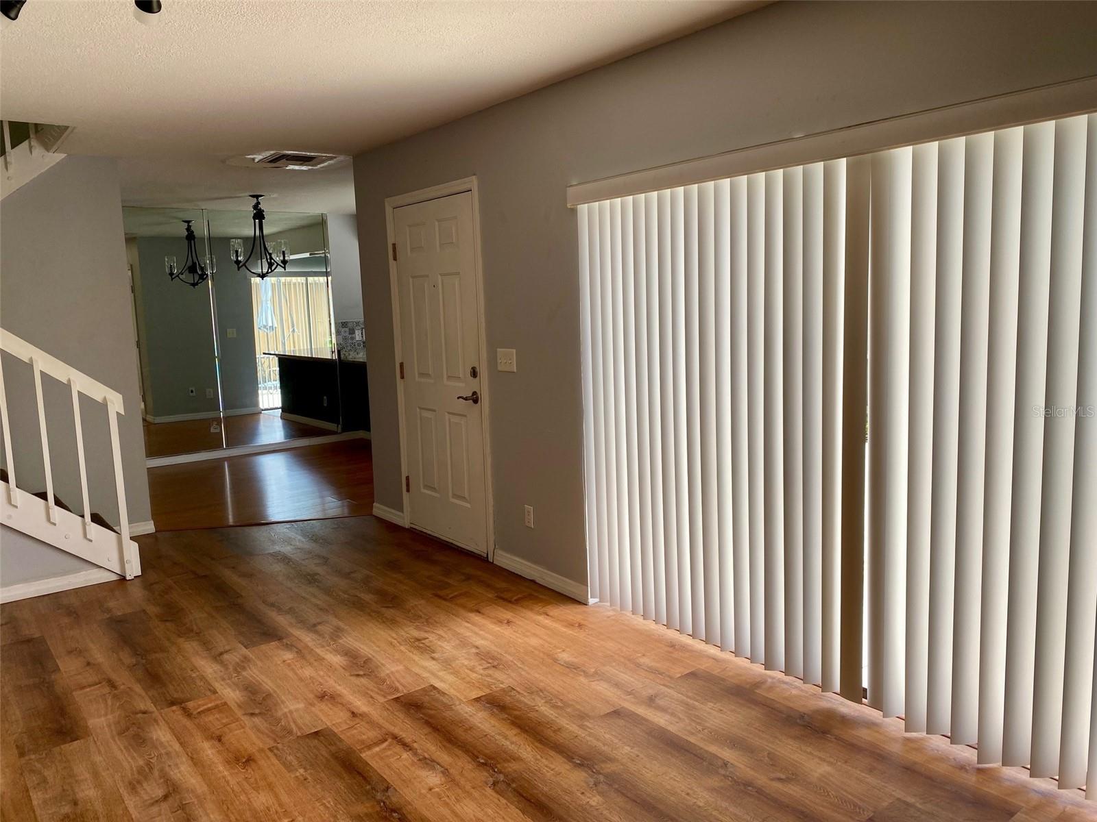 Living room sliding glass doors to courtyard - 2942 POPLAR AVE, LEESBURG