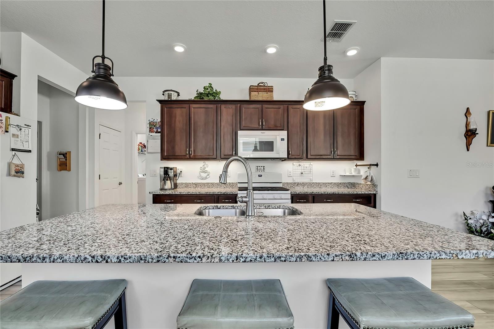 abundance of cabinets - 9764 SW 100TH AVENUE RD, OCALA