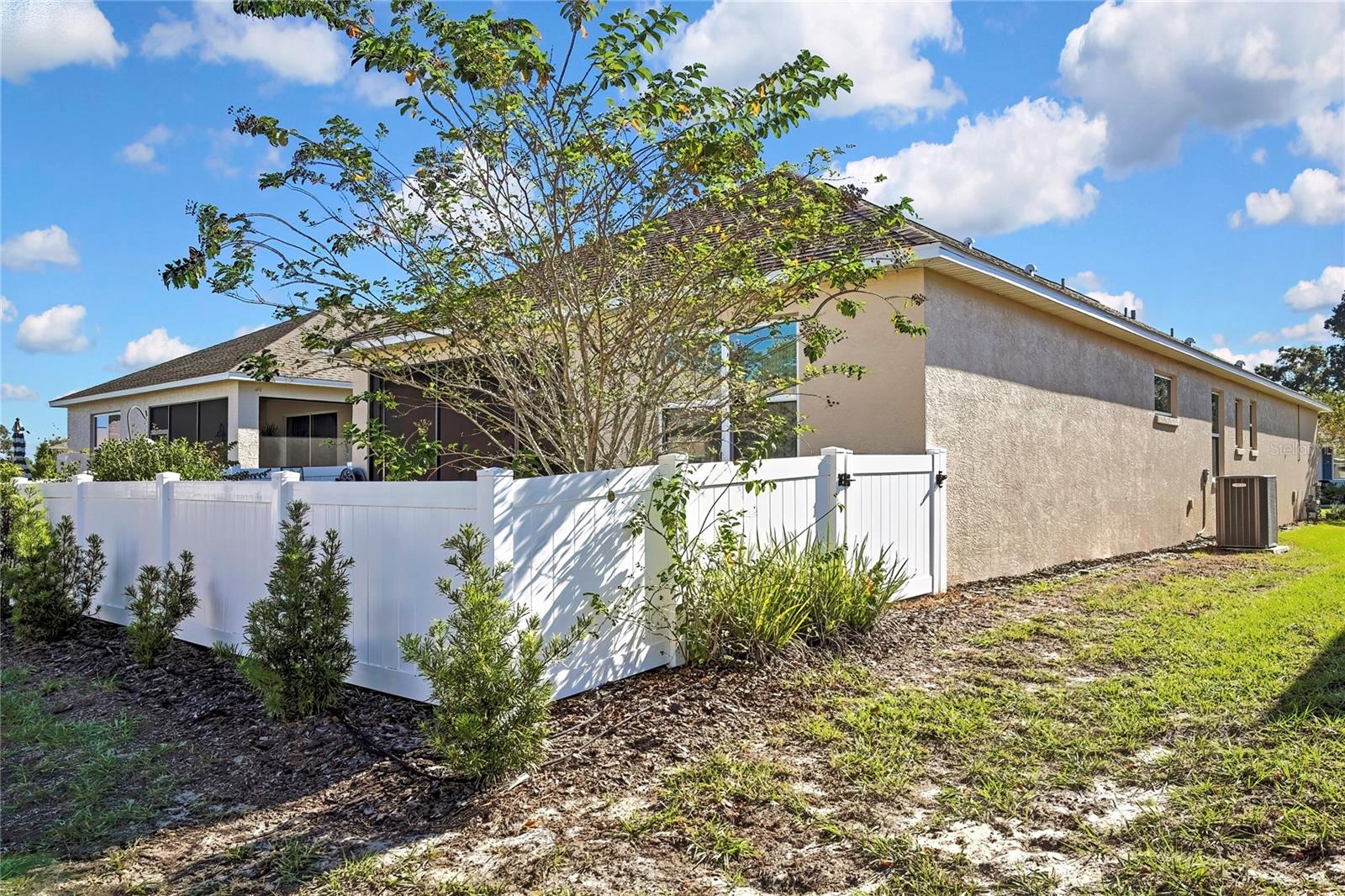 other side of property outside fence - 9764 SW 100TH AVENUE RD, OCALA
