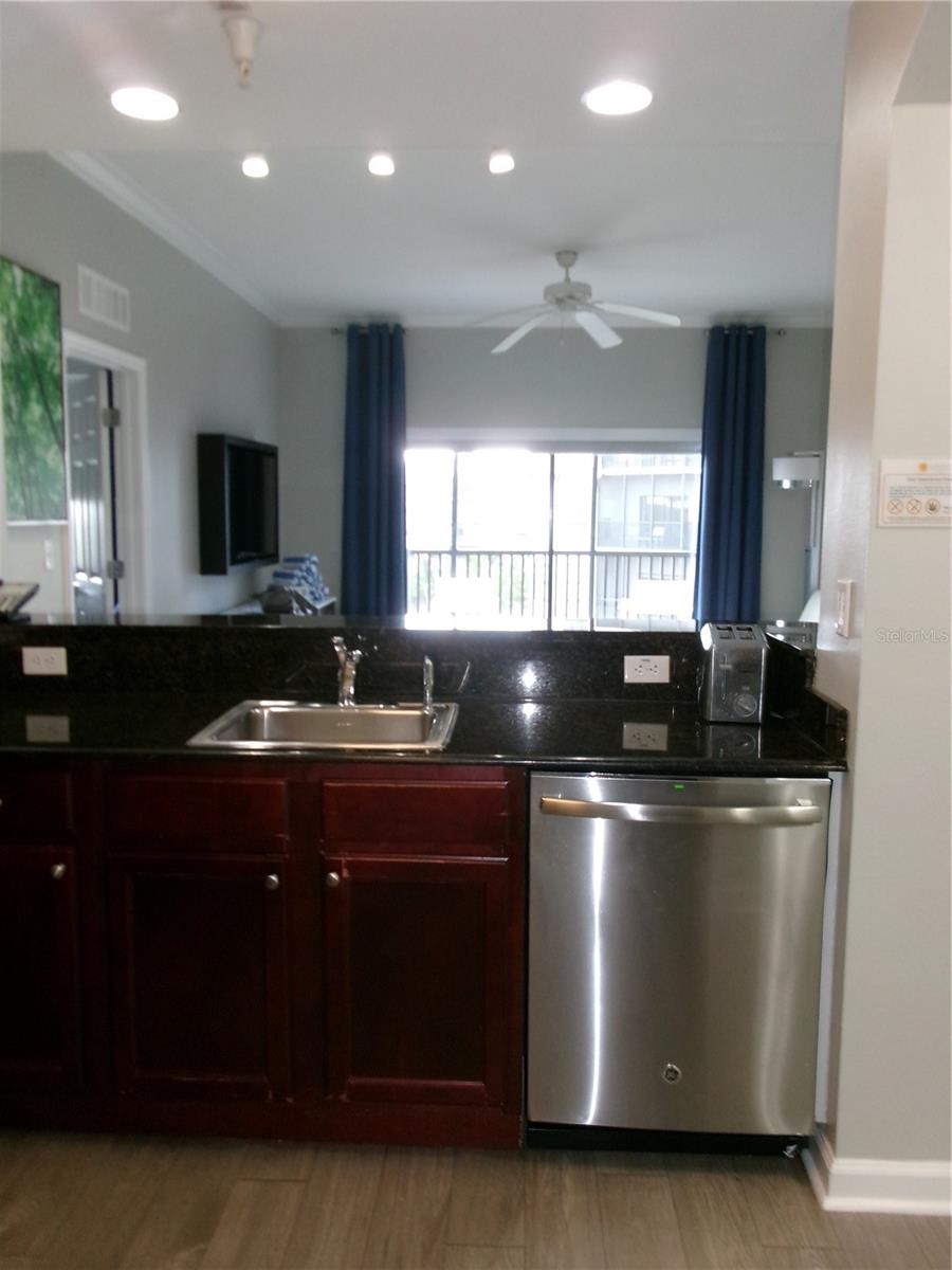 Kitchen open to the living room - 14501 GROVE RESORT AVE #1612, WINTER GARDEN