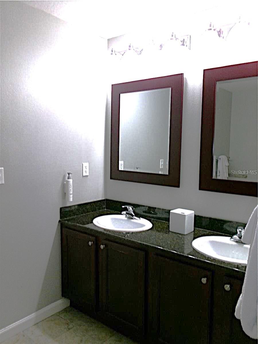Dual sinks in primary bathroom - 14501 GROVE RESORT AVE #1612, WINTER GARDEN