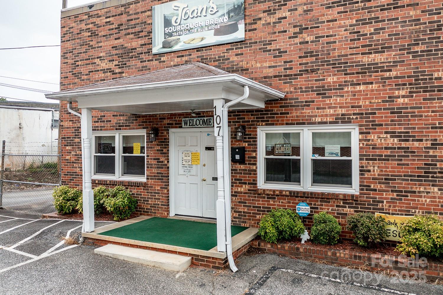 Food/Beverage at 107 Light Street, Lenoir, photo 3 of 35