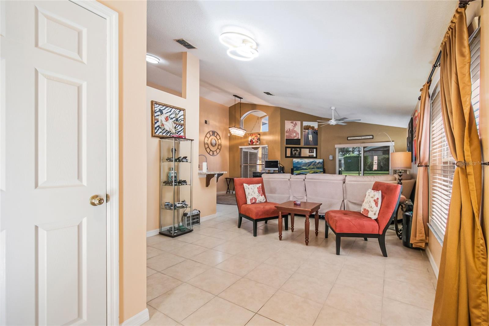 Front Entry/Living Room - 134 LANGHAM DR, DAVENPORT
