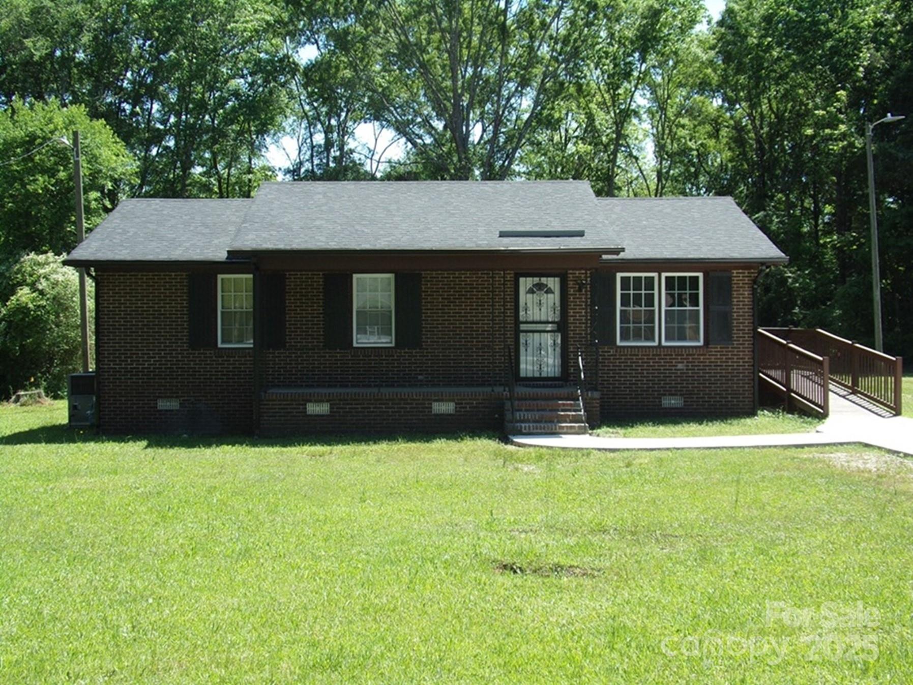 Single Family Residence at 556 Roundtree Circle, Chester
