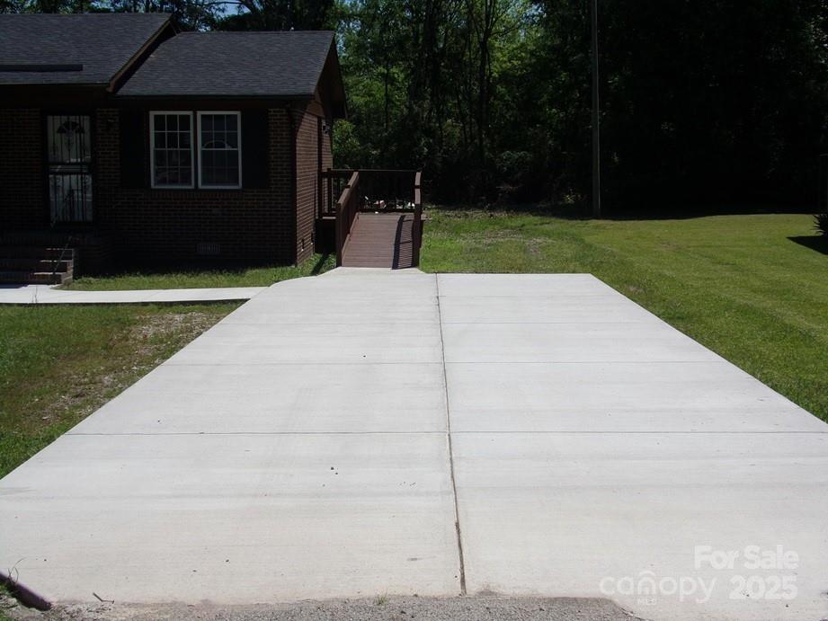 Single Family Residence at 556 Roundtree Circle, Chester, photo 2 of 15