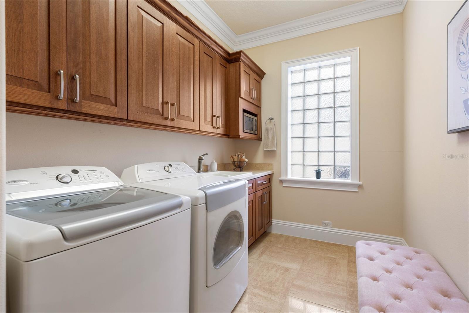 Laundry room with custom cabinetry - 44 OCEAN OAKS LN, PALM COAST