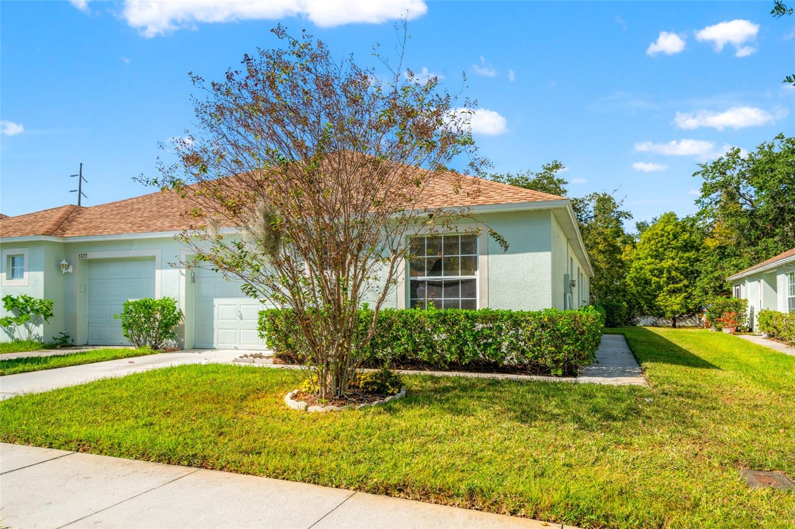 Beautiful exterior. Side entry home. - 5727 AUTUMN SHIRE DR, ZEPHYRHILLS