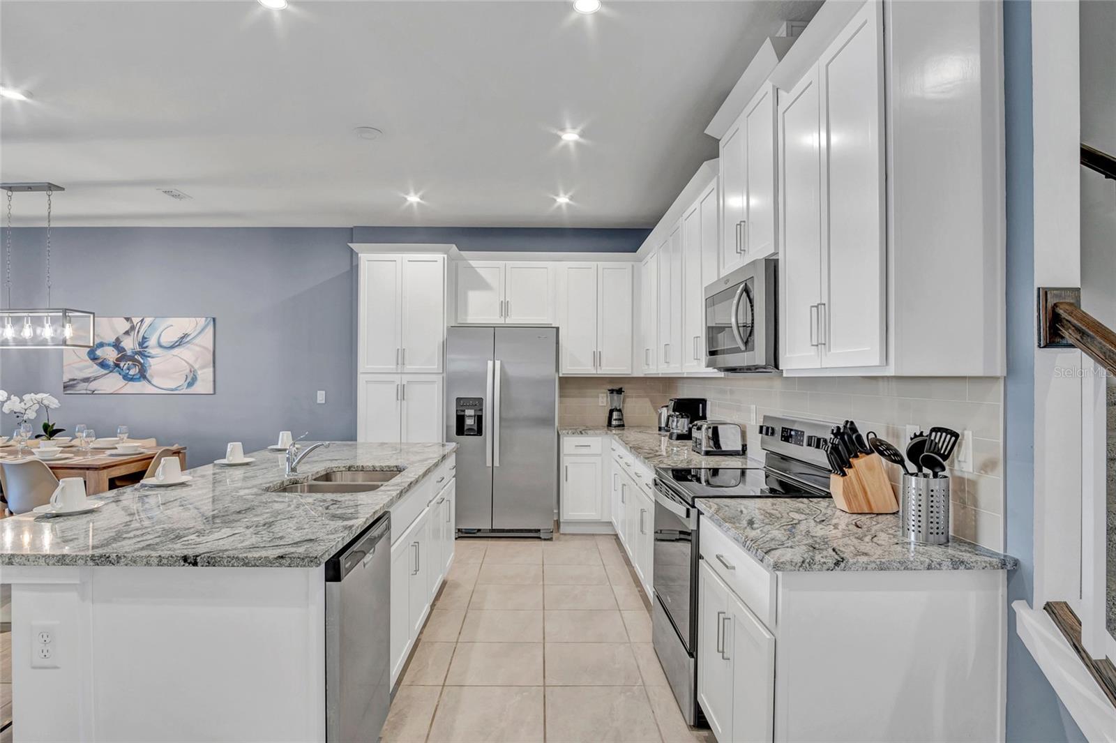 Sleek Modern Kitchen with Premium Finishes - 2382 ZABALLINA PL, KISSIMMEE