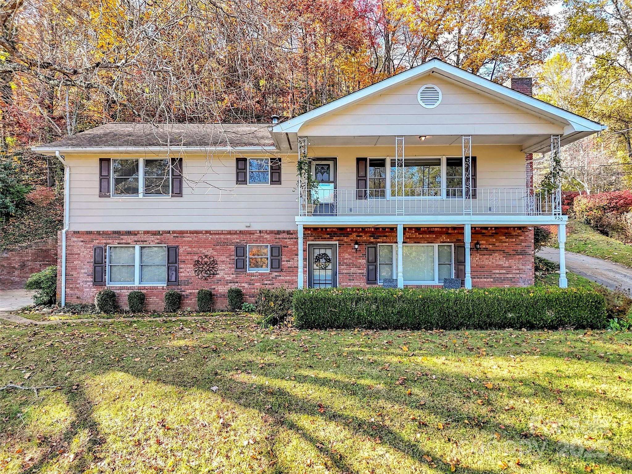 Single Family Residence at 930 Scenic Circle, Waynesville, photo 2 of 40