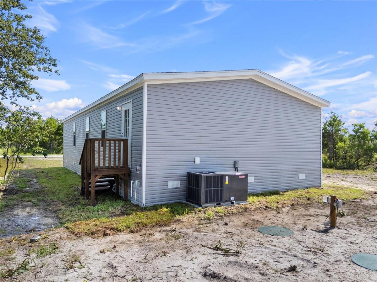 Manufactured Home at 21351 CANAL DR, BROOKSVILLE, photo 8 of 32