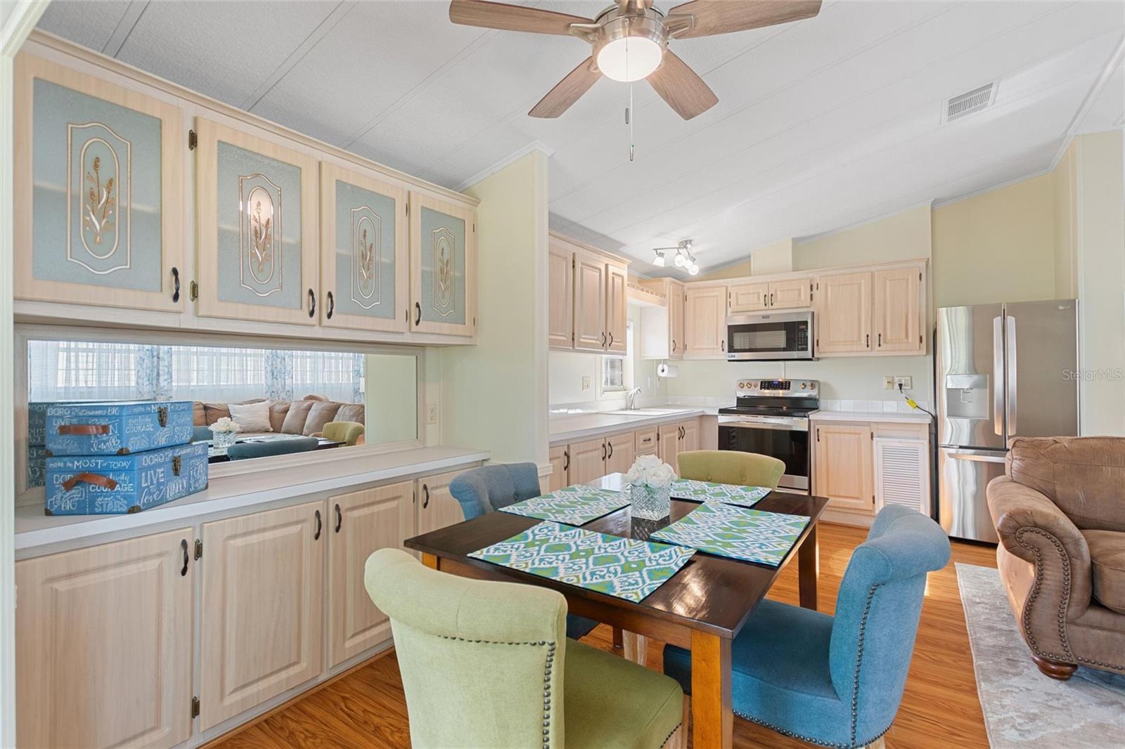 Kitchen and dining areas - 16 CHAMPIONSHIP DR, DAVENPORT