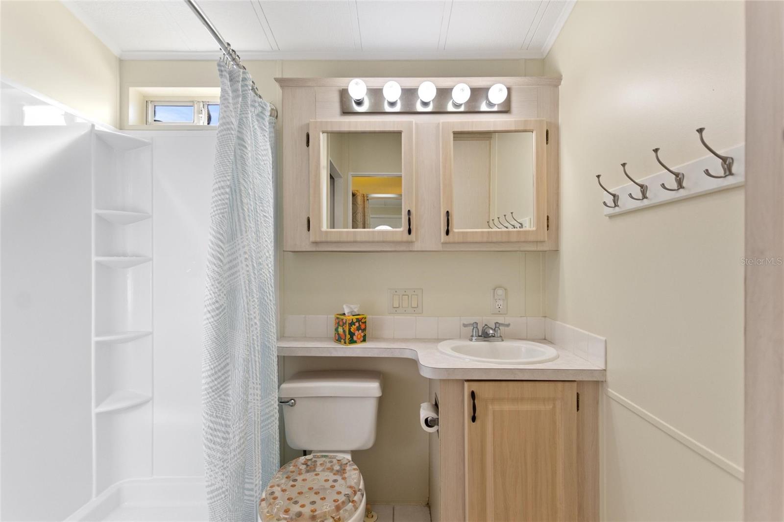 Bath Fitter shower - 16 CHAMPIONSHIP DR, DAVENPORT