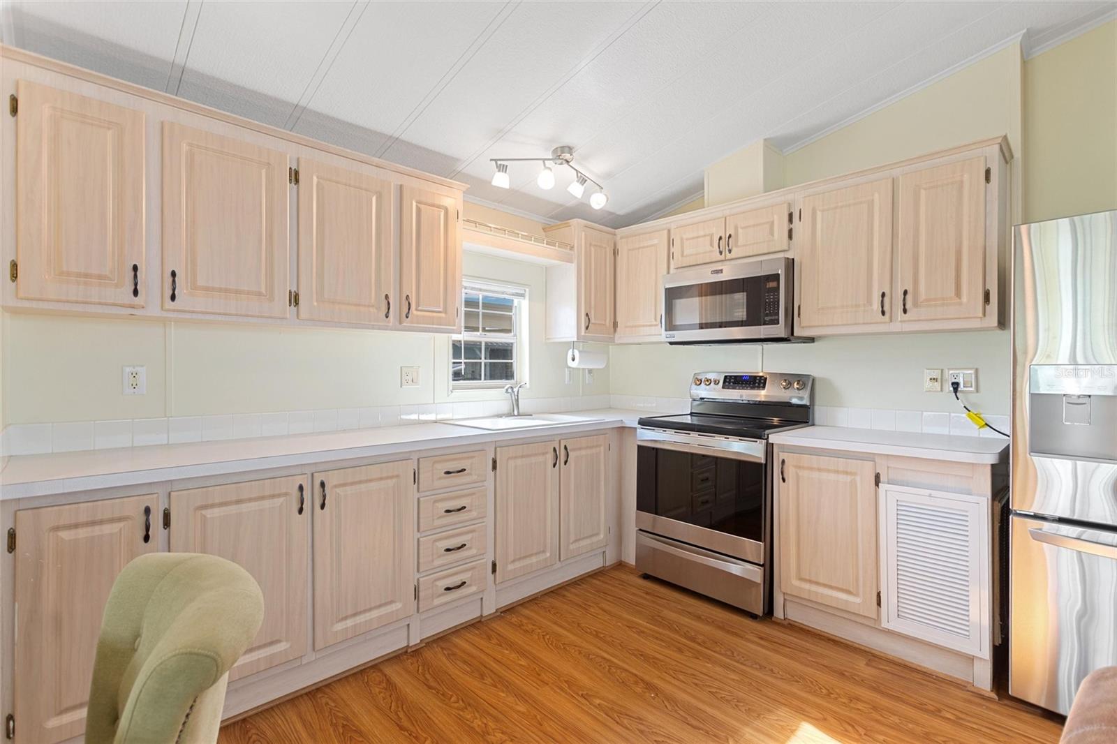 Stainless steel kitchen appliances - 16 CHAMPIONSHIP DR, DAVENPORT