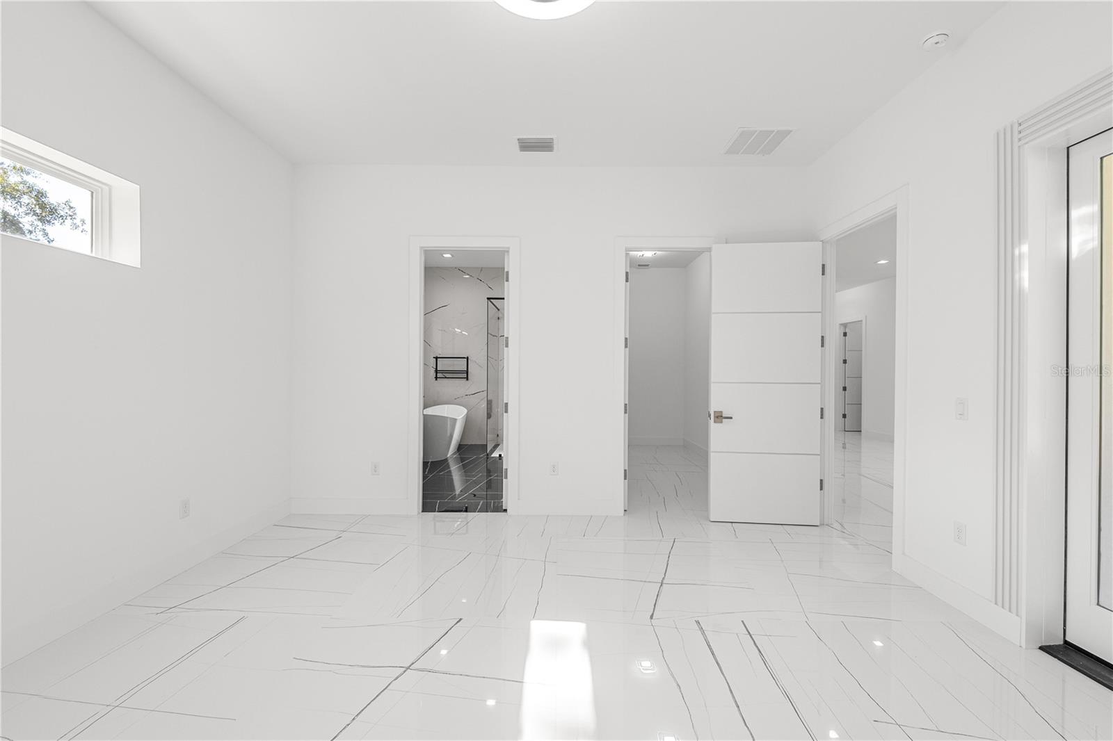 PRIMARY BEDROOM - VIEW OF THE PRIMARY BATHROOM AND WALKING CLOSET - 6877 SW 131ST CIR, OCALA