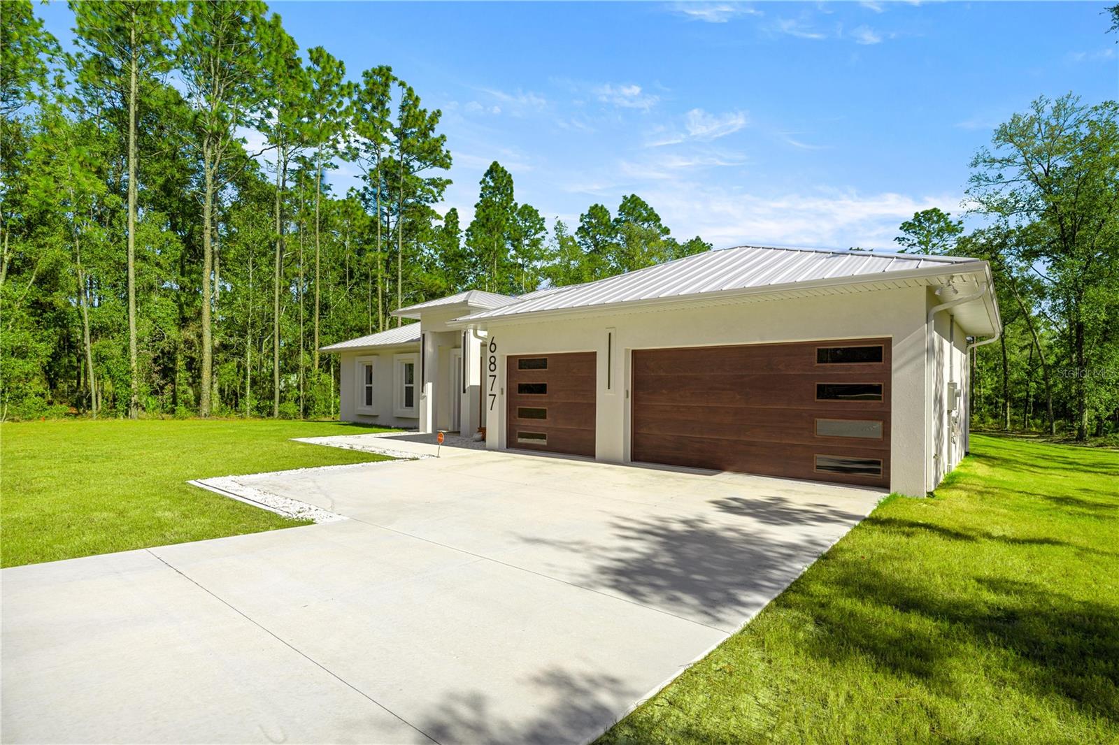 FRONT OF THE HOUSE - DRIVEWAY / DOUBLE DOOR 3 CARS GARAGE - 6877 SW 131ST CIR, OCALA