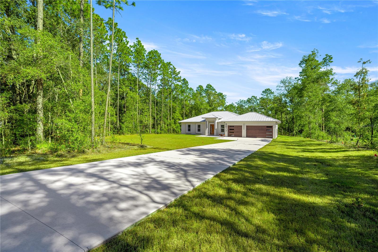 DRIVEWAY / FRONT OF THE HOUSE FROM THE STREET - 6877 SW 131ST CIR, OCALA