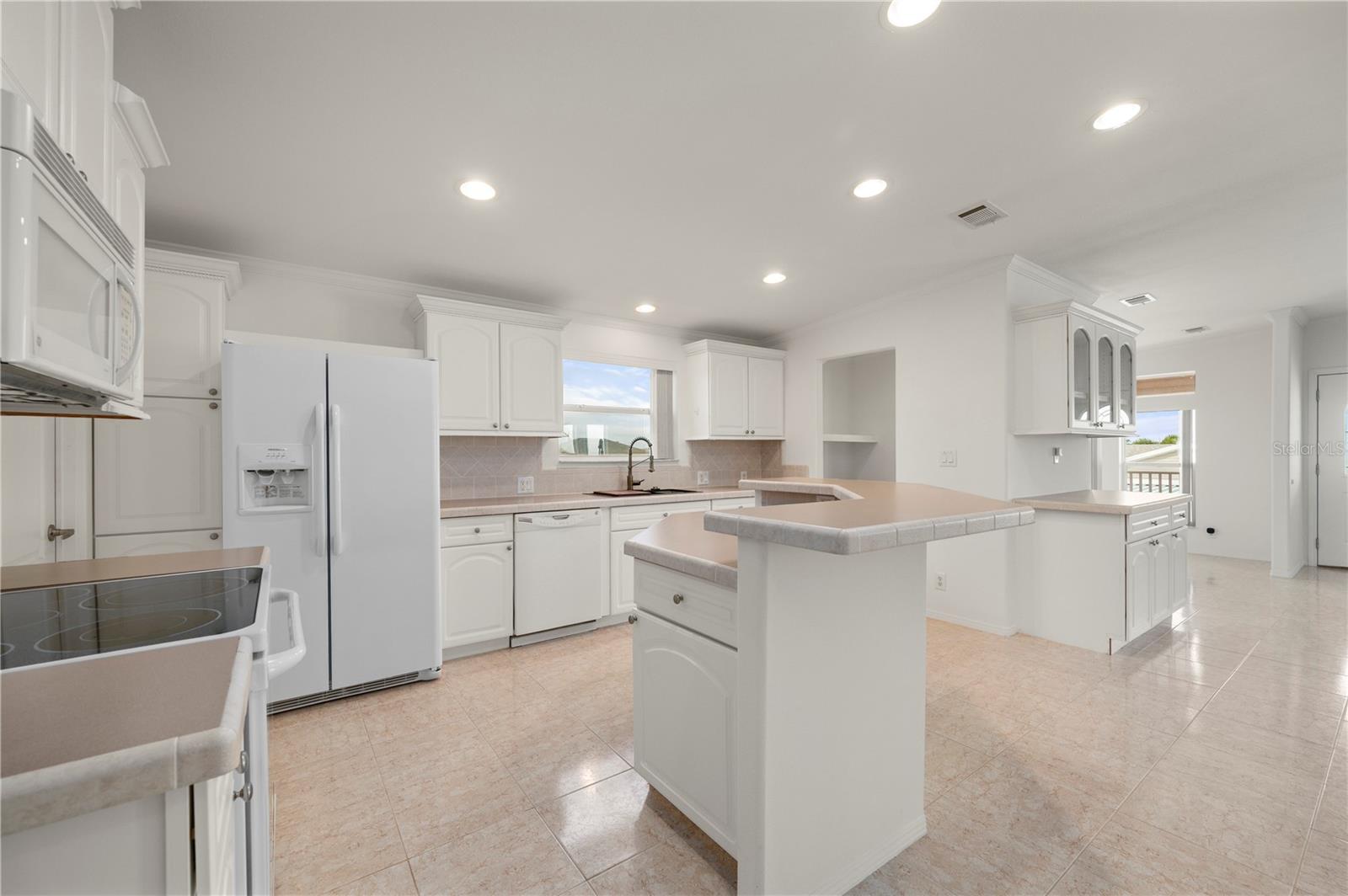 Open Kitchen, spacious & neutral - 67 WINDMILL BLVD, PUNTA GORDA