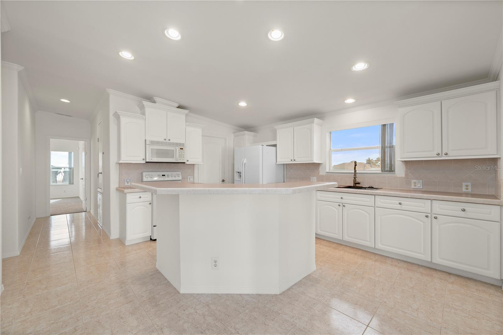 Breakfast Bar at the kitchen island - 67 WINDMILL BLVD, PUNTA GORDA
