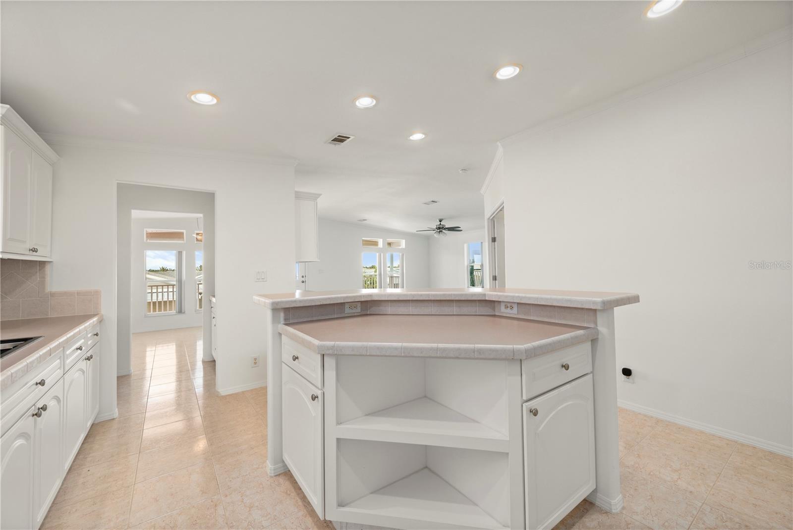 Kitchen island - 67 WINDMILL BLVD, PUNTA GORDA