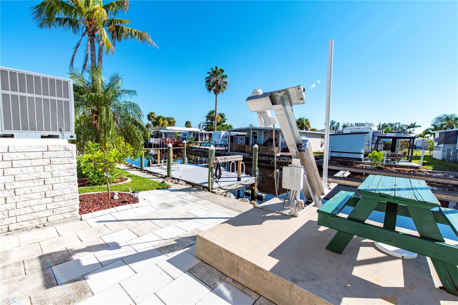 Lift and outdoor space - 15 ROTTERDAM DR, PUNTA GORDA