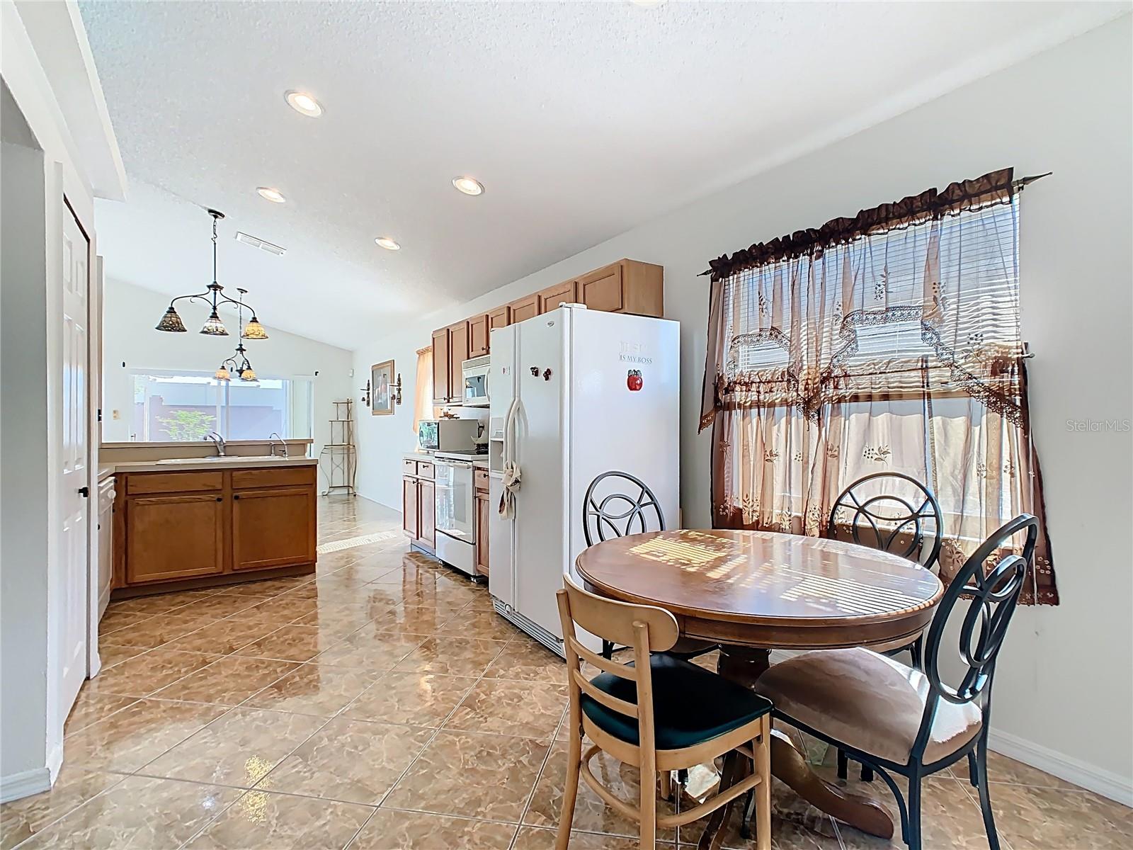 Kitchen - 230 HALSTEAD DR, DAVENPORT