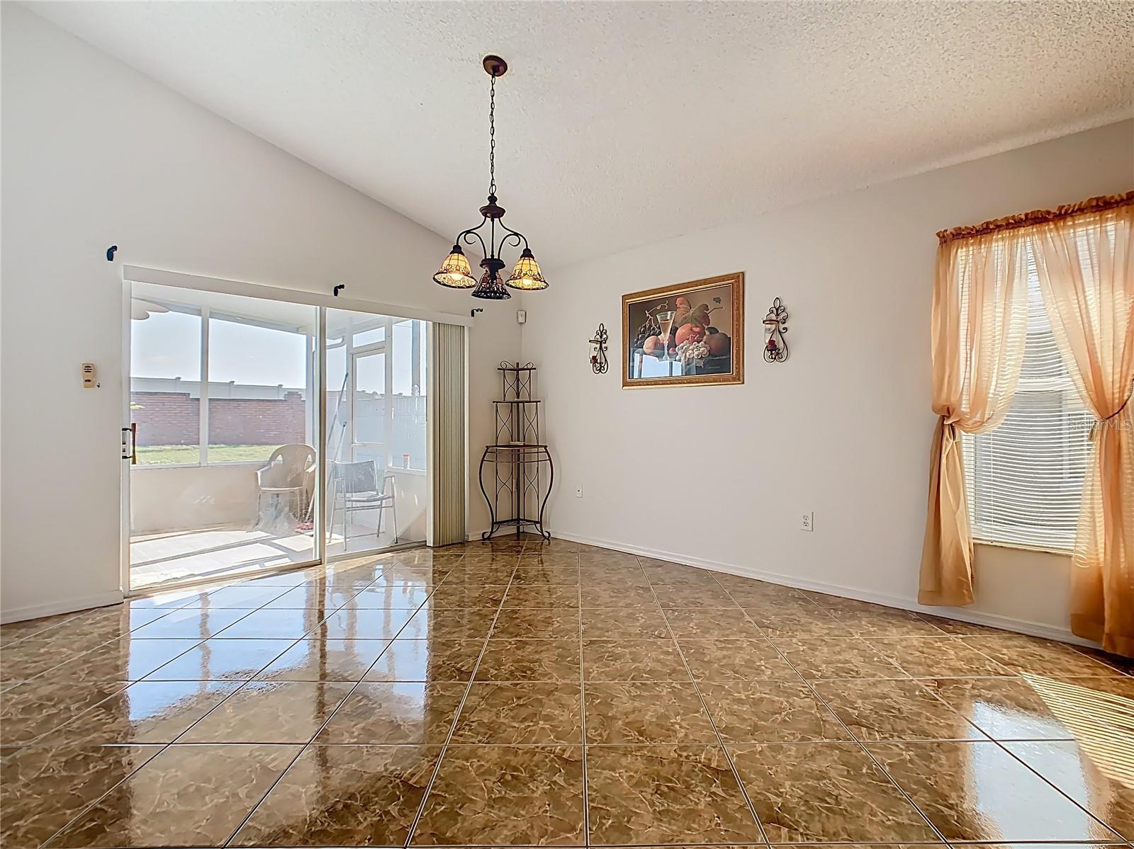 Family Room - 230 HALSTEAD DR, DAVENPORT