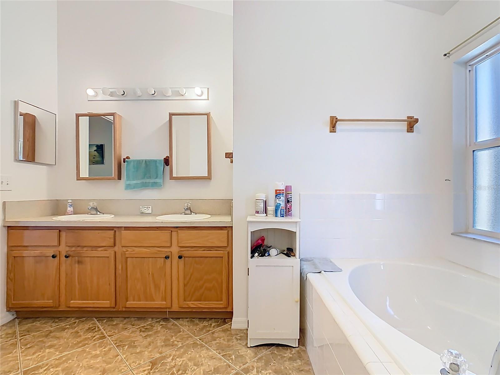 Master Bath - 230 HALSTEAD DR, DAVENPORT