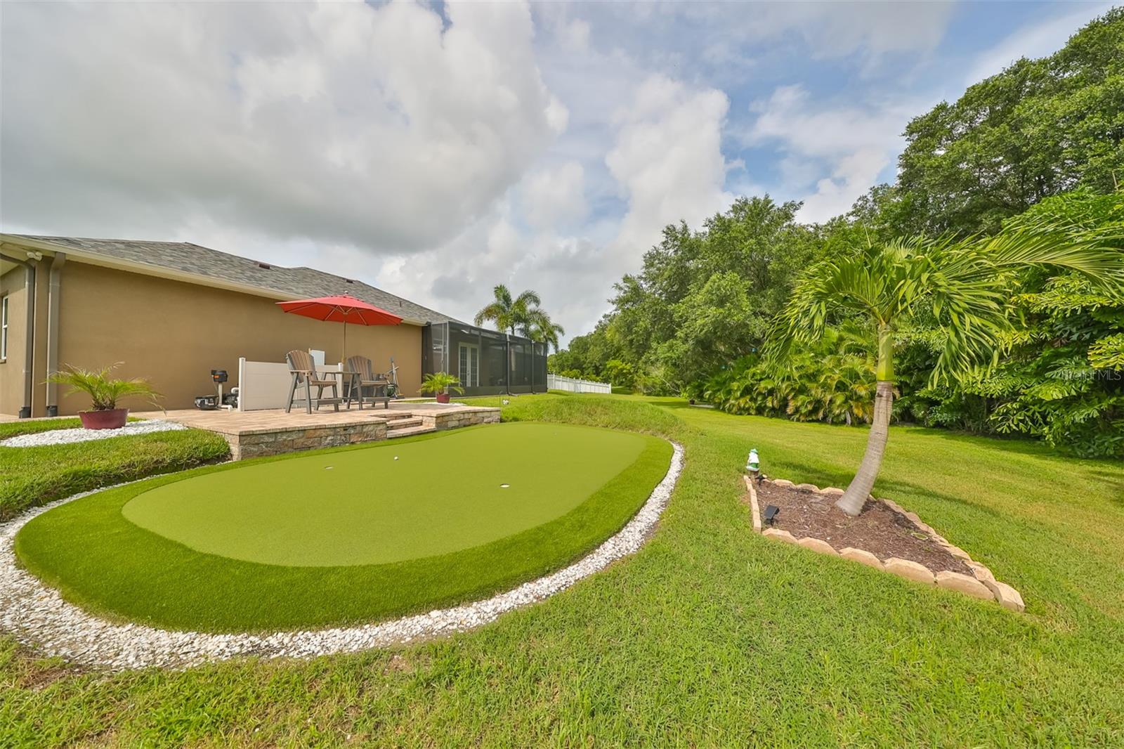 professional 504-square-foot Signature Series 3-hole putting green - 17706 BRIDLEWOOD CT, PARRISH