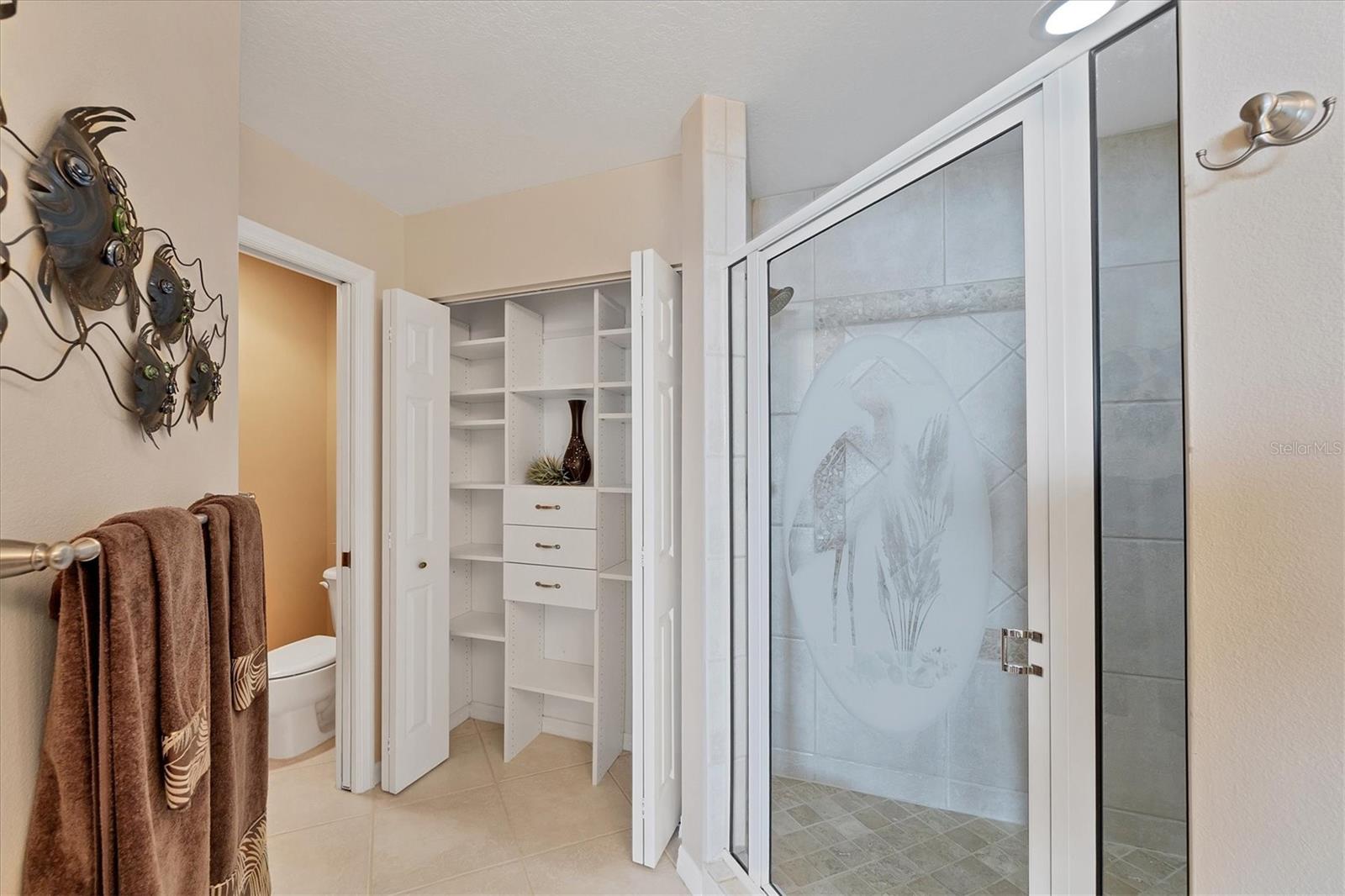Walk in shower and linen closet - 13113 GASPARILLA RD #403, PLACIDA