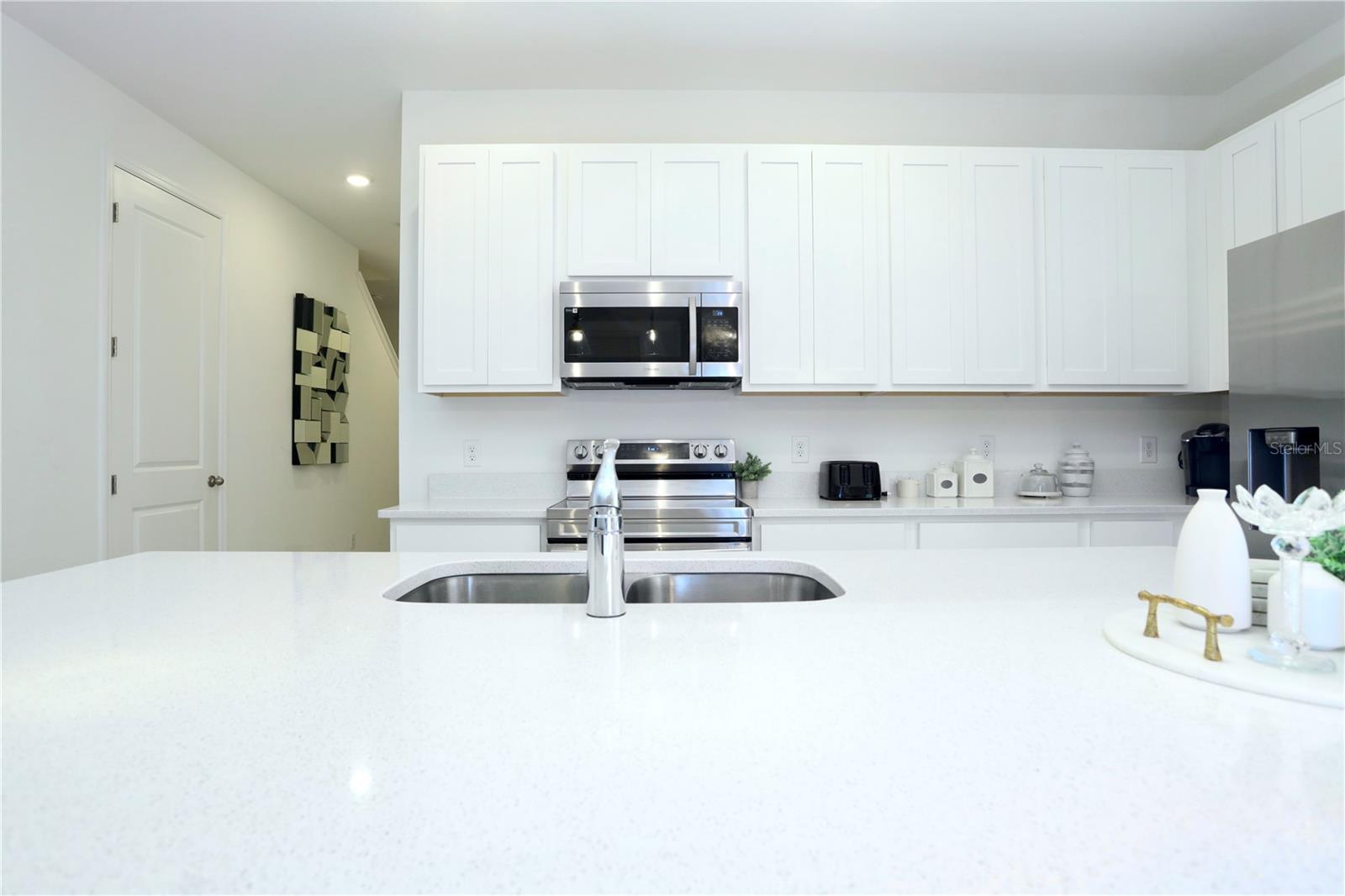 island in kitchen - 943 CONCH RD, DAVENPORT