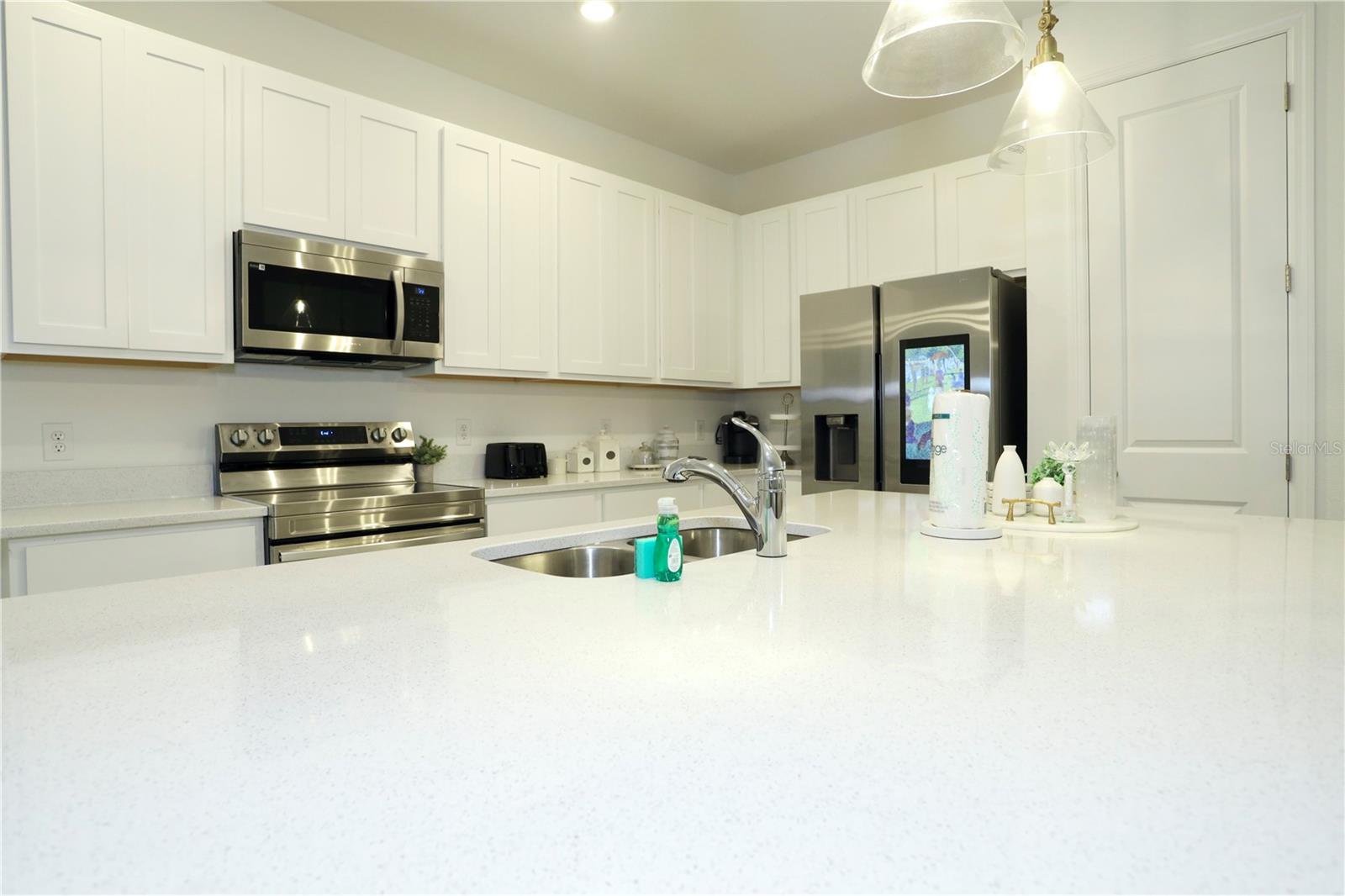 island in kitchen - 943 CONCH RD, DAVENPORT