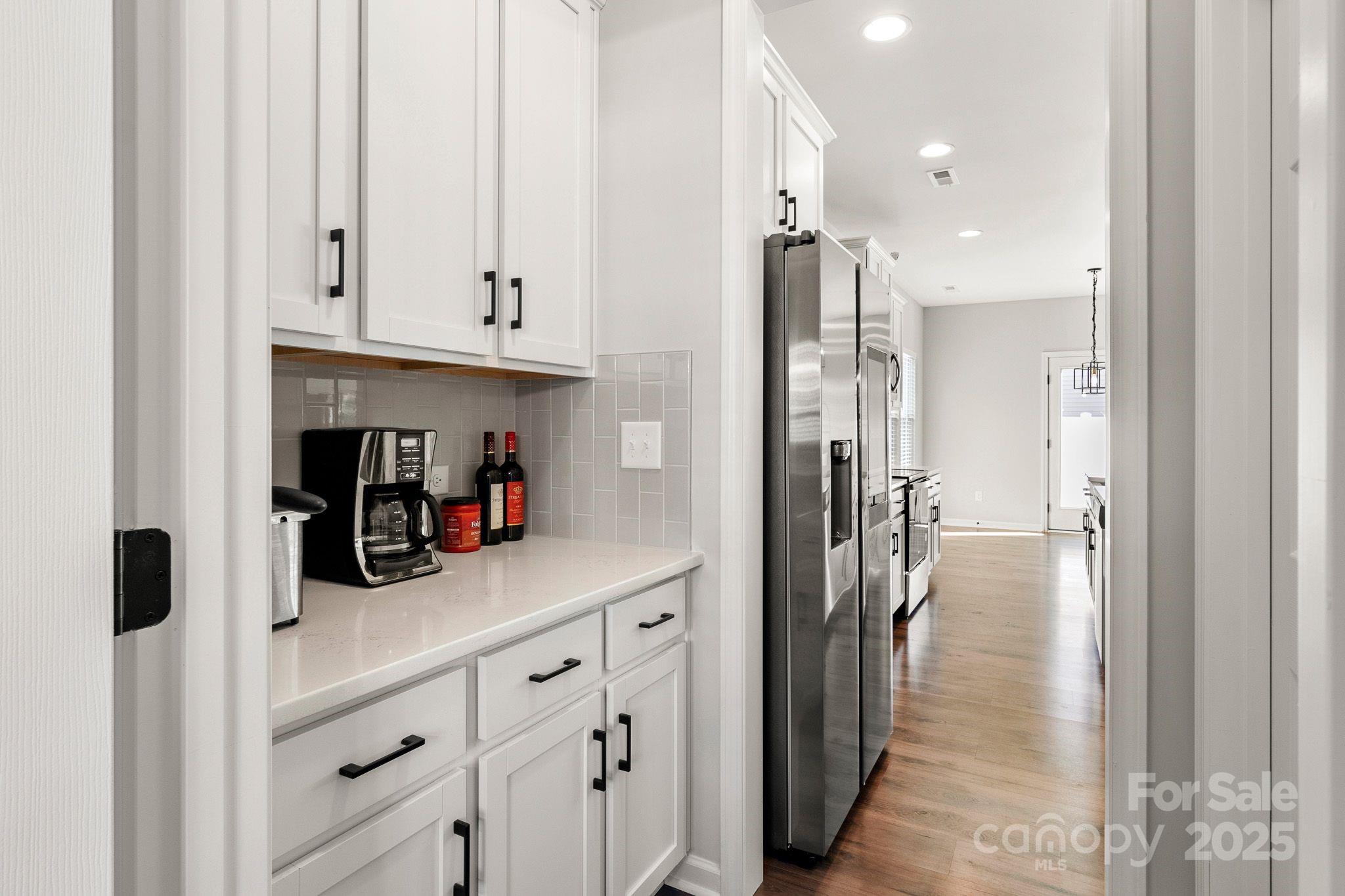 Single Family Residence at 838 Foxglove Lane, York, photo 7 of 44