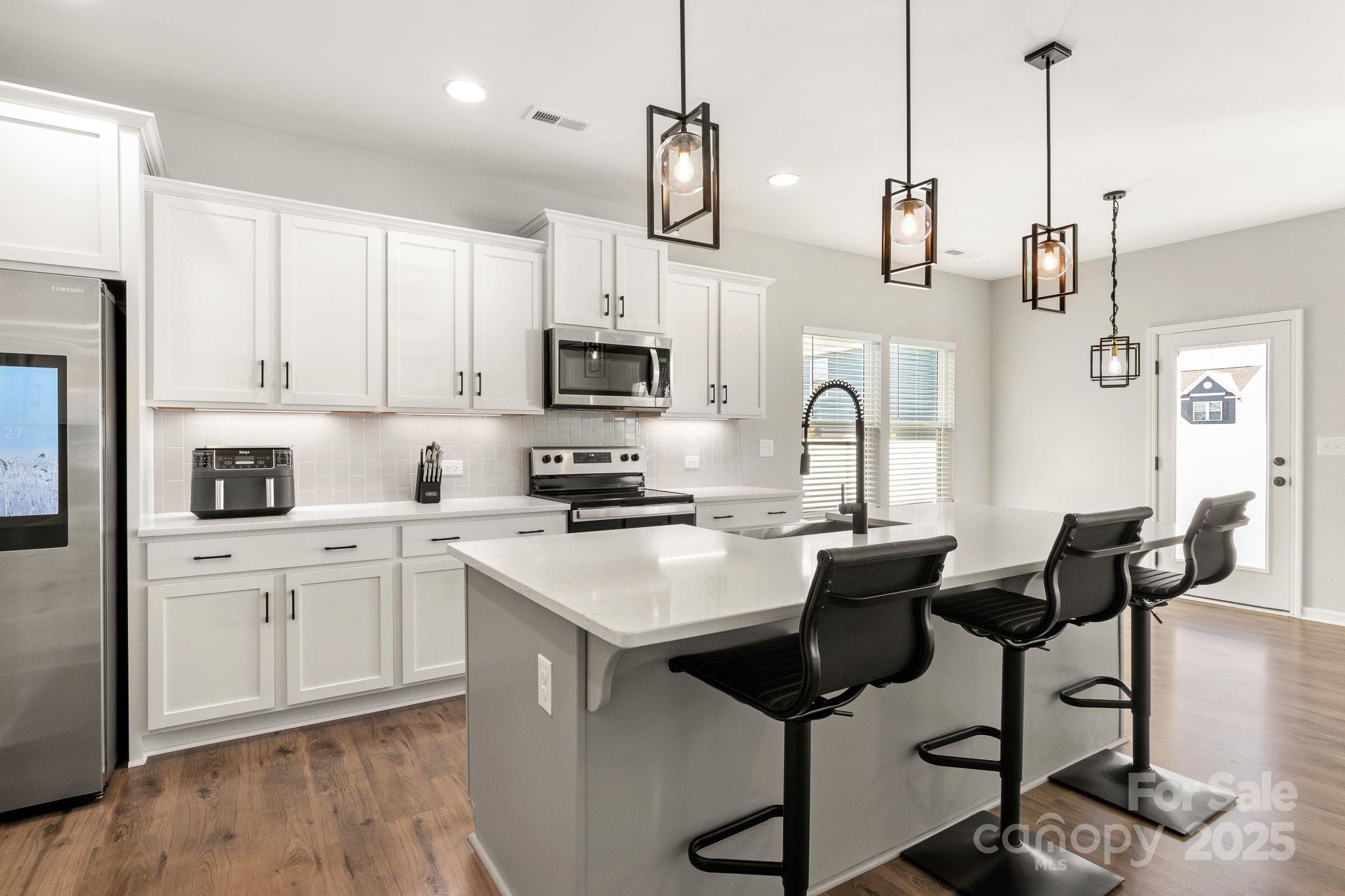 Single Family Residence at 838 Foxglove Lane, York, photo 10 of 44