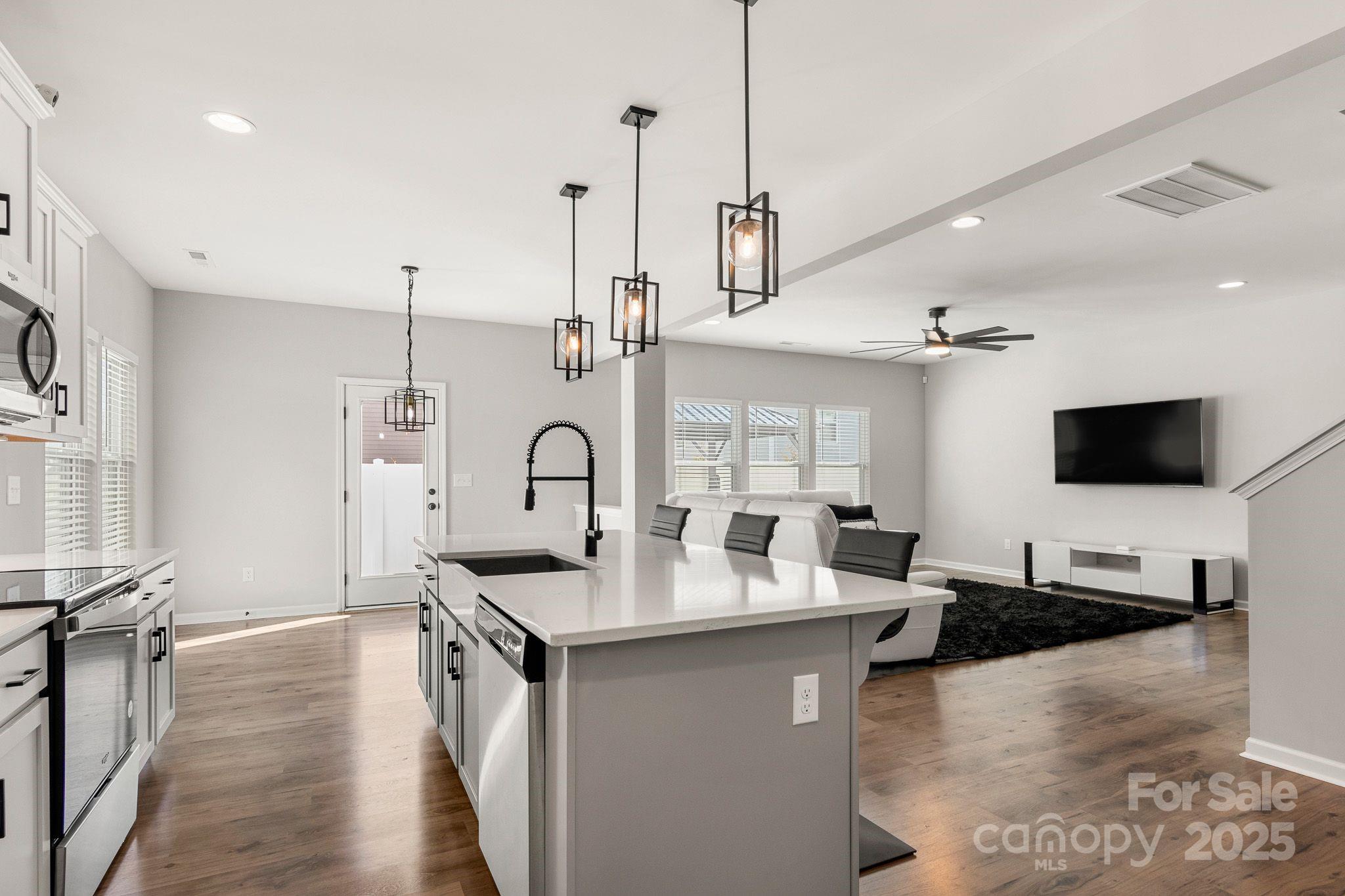 Single Family Residence at 838 Foxglove Lane, York, photo 14 of 44