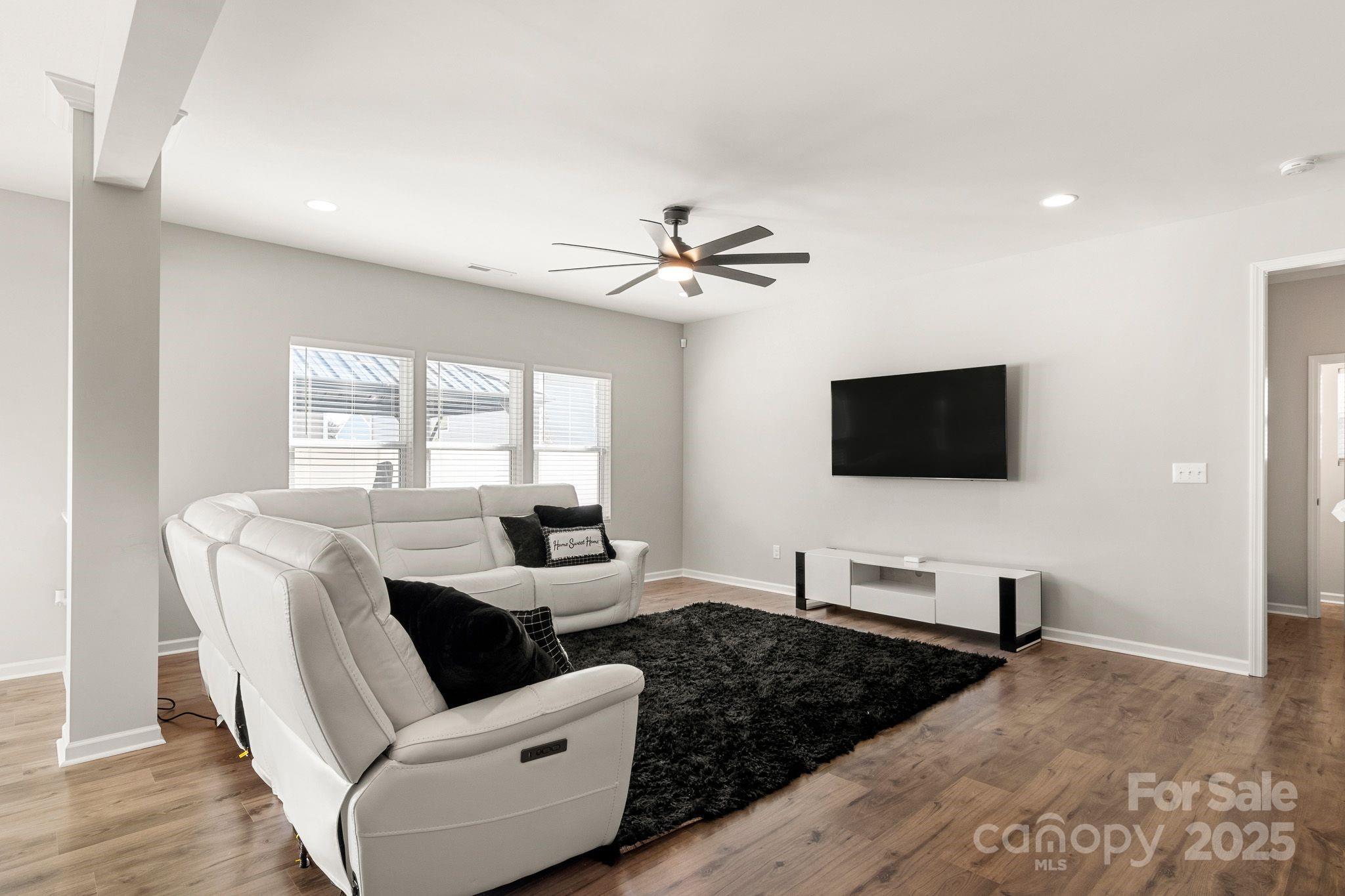 Single Family Residence at 838 Foxglove Lane, York, photo 17 of 44