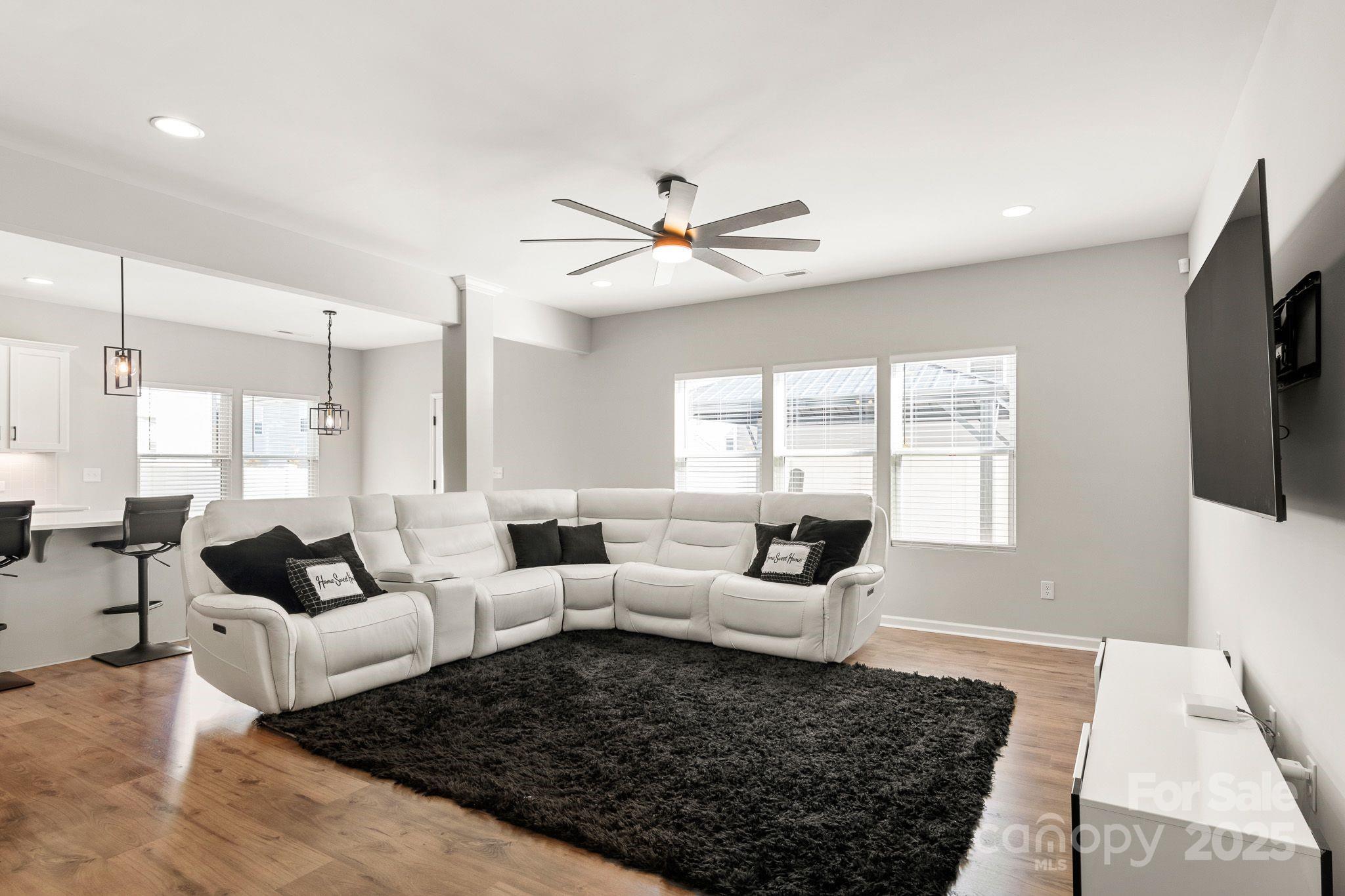 Single Family Residence at 838 Foxglove Lane, York, photo 18 of 44