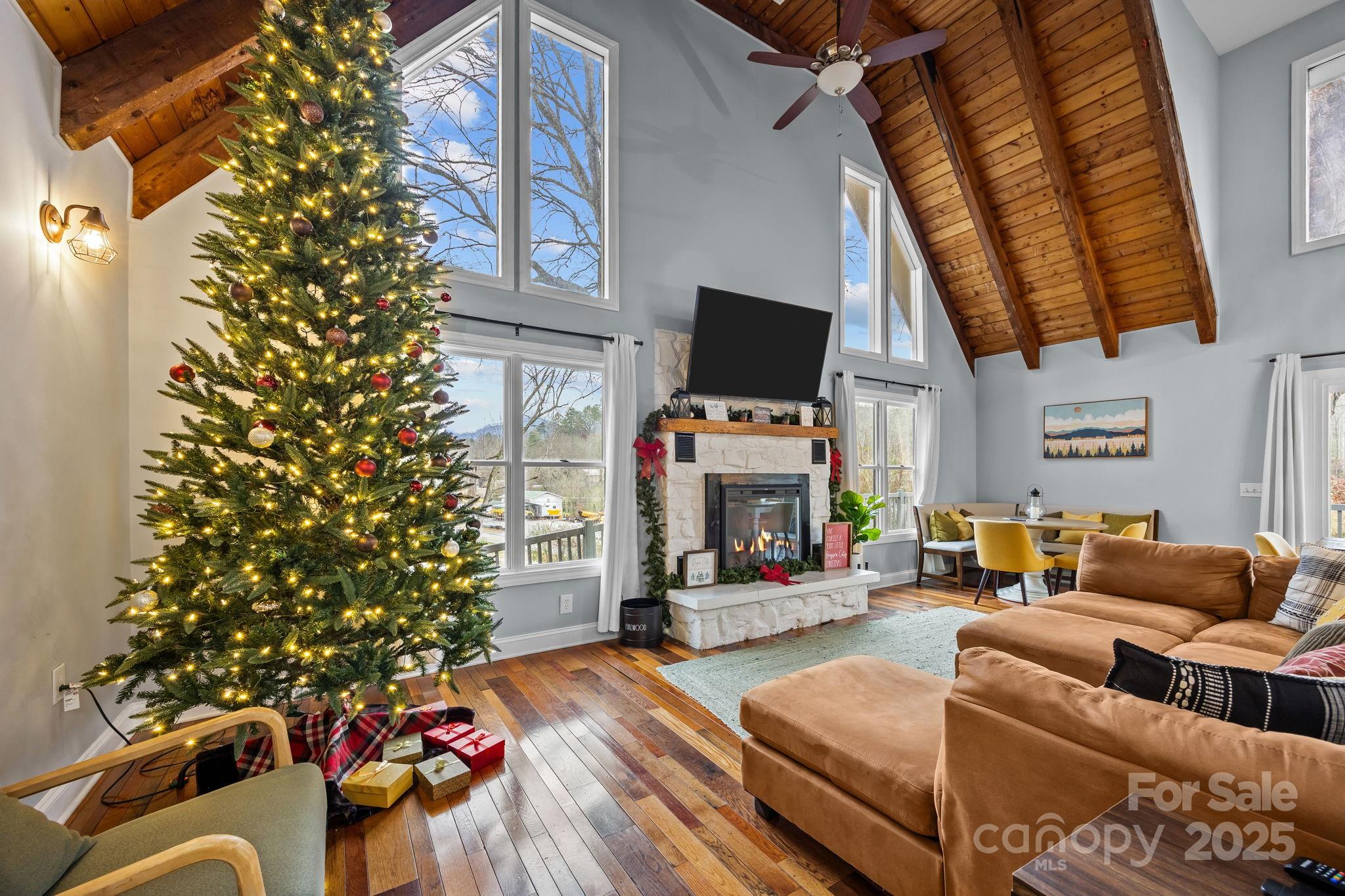 Lovely, Cozy living room filled with Holiday Cheer - 540 Toot Hollow Road, Bryson City