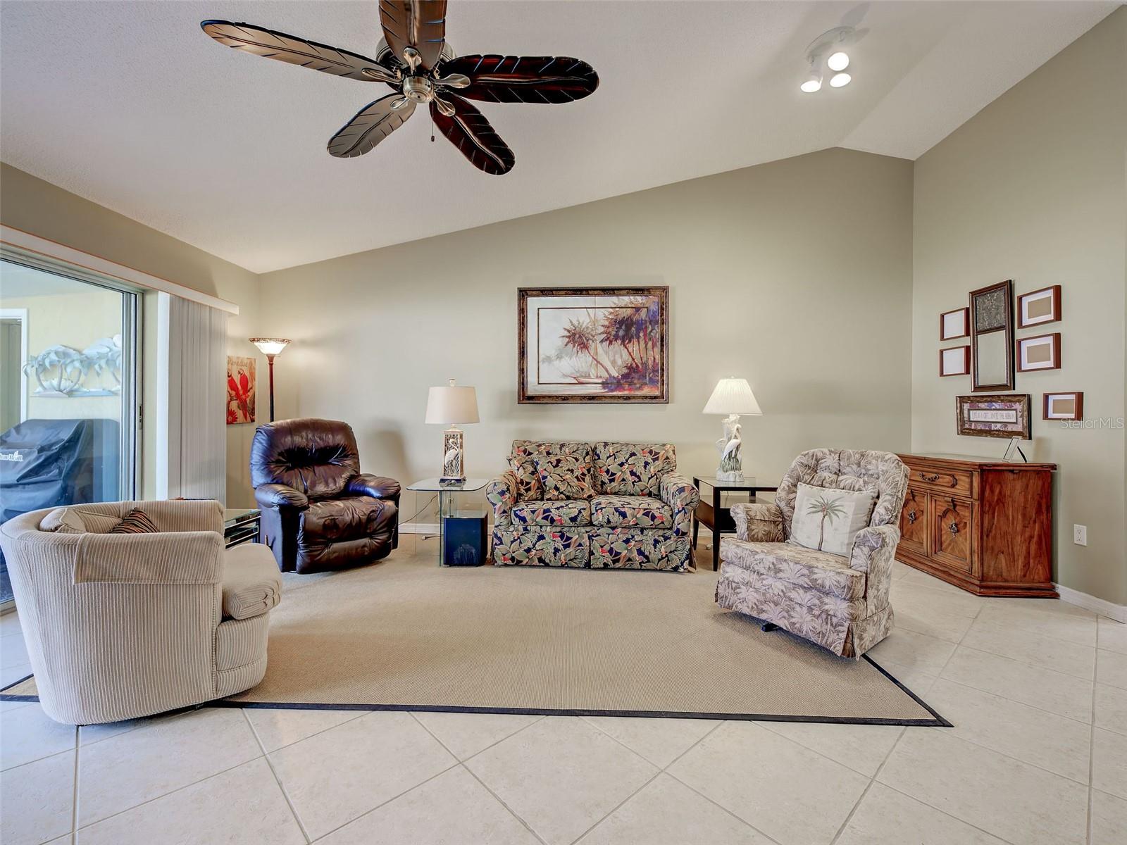lLarge living room with ceiling fan, cathedral ceiling - 6527 HAMLET DR #26B, ENGLEWOOD
