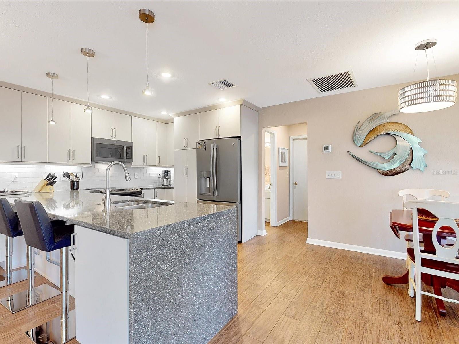 Gorgeous waterfall edge down to the floor - 112 COVENTRY LN, HAINES CITY