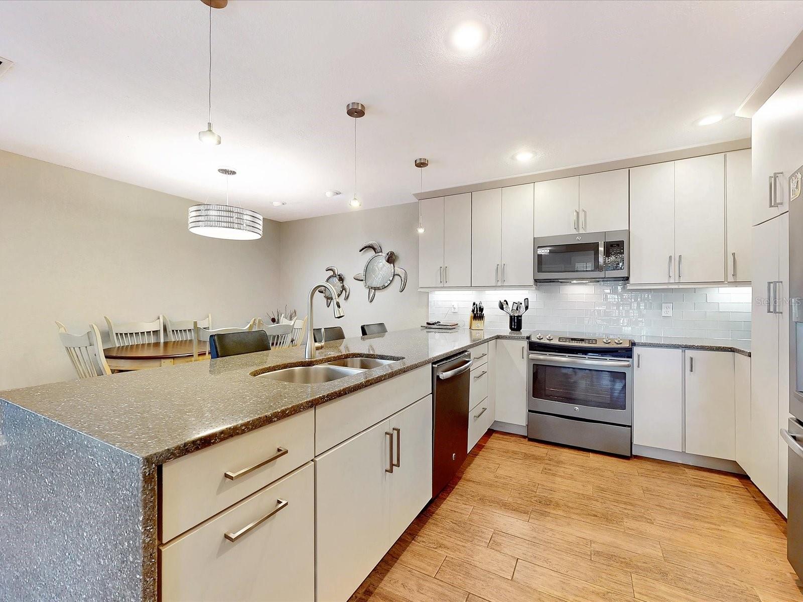Modern look kirchen. Slide outs in the drawers too - 112 COVENTRY LN, HAINES CITY
